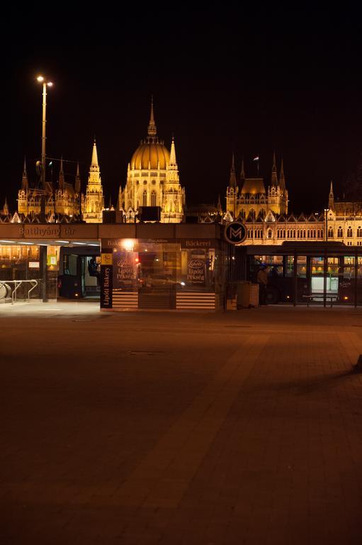 Bright Studio With Parliament View, Free Parking Budapest Szoba fotó